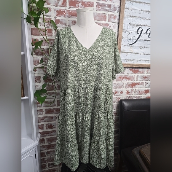 BTFBM Dresses & Skirts - BTFBM womens dress sage green dot print sz XL short sleeves lined v neckline